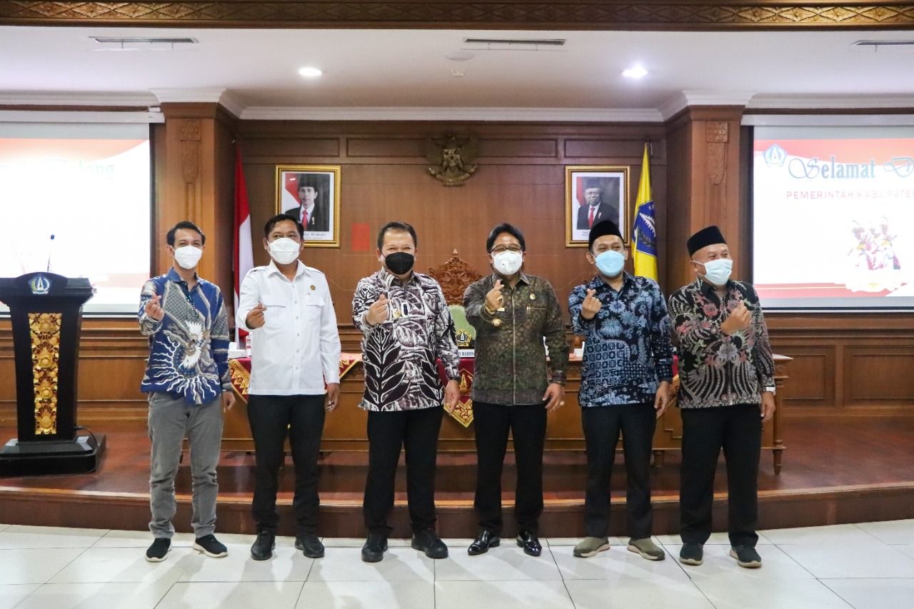 podiumnews.com-Giri Prasta Terima Kunja Bupati Jember, Jajaki Kerjasama Antar Pemda